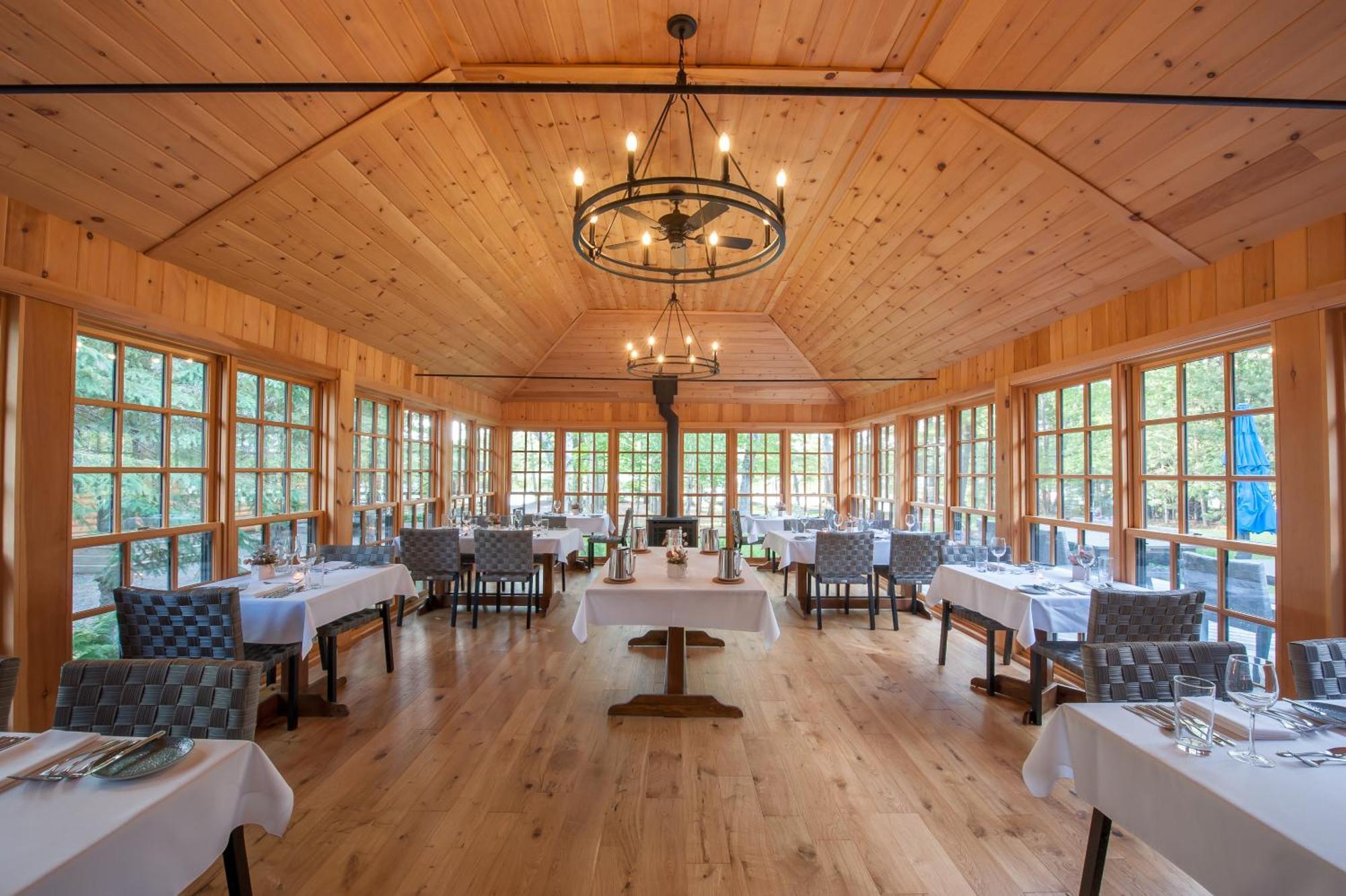 Отель Haliburton Post House Minden Экстерьер фото