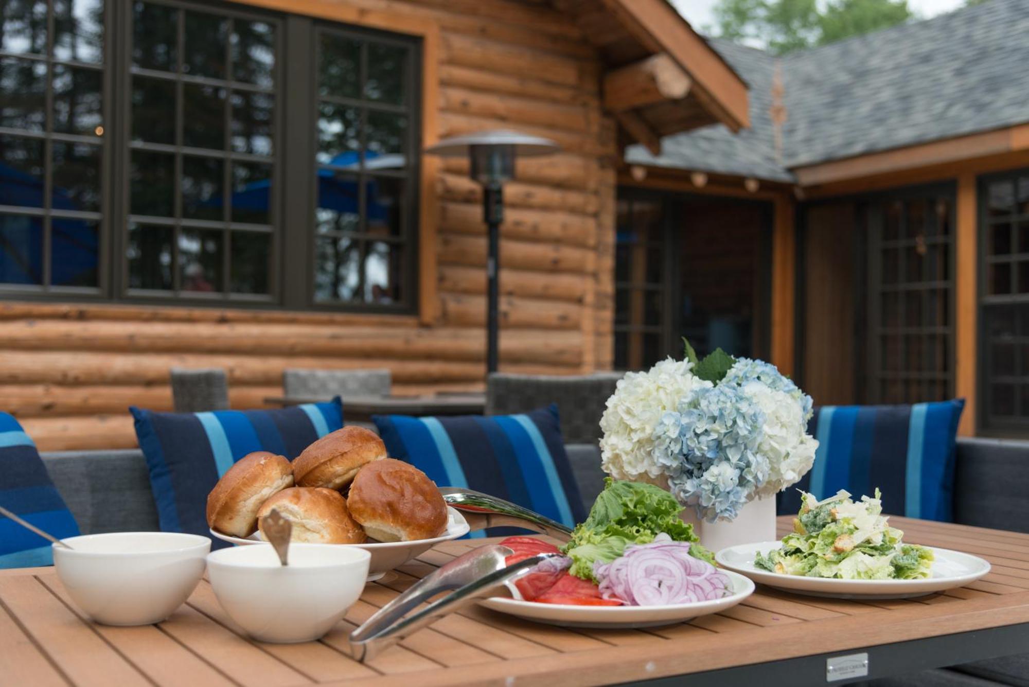 Отель Haliburton Post House Minden Экстерьер фото