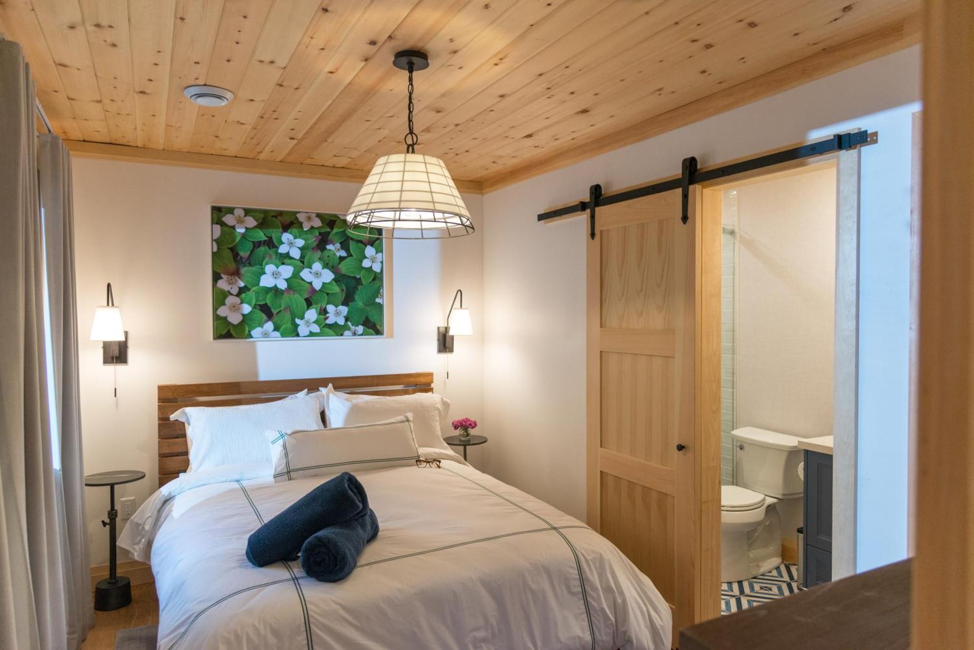 Отель Haliburton Post House Minden Экстерьер фото