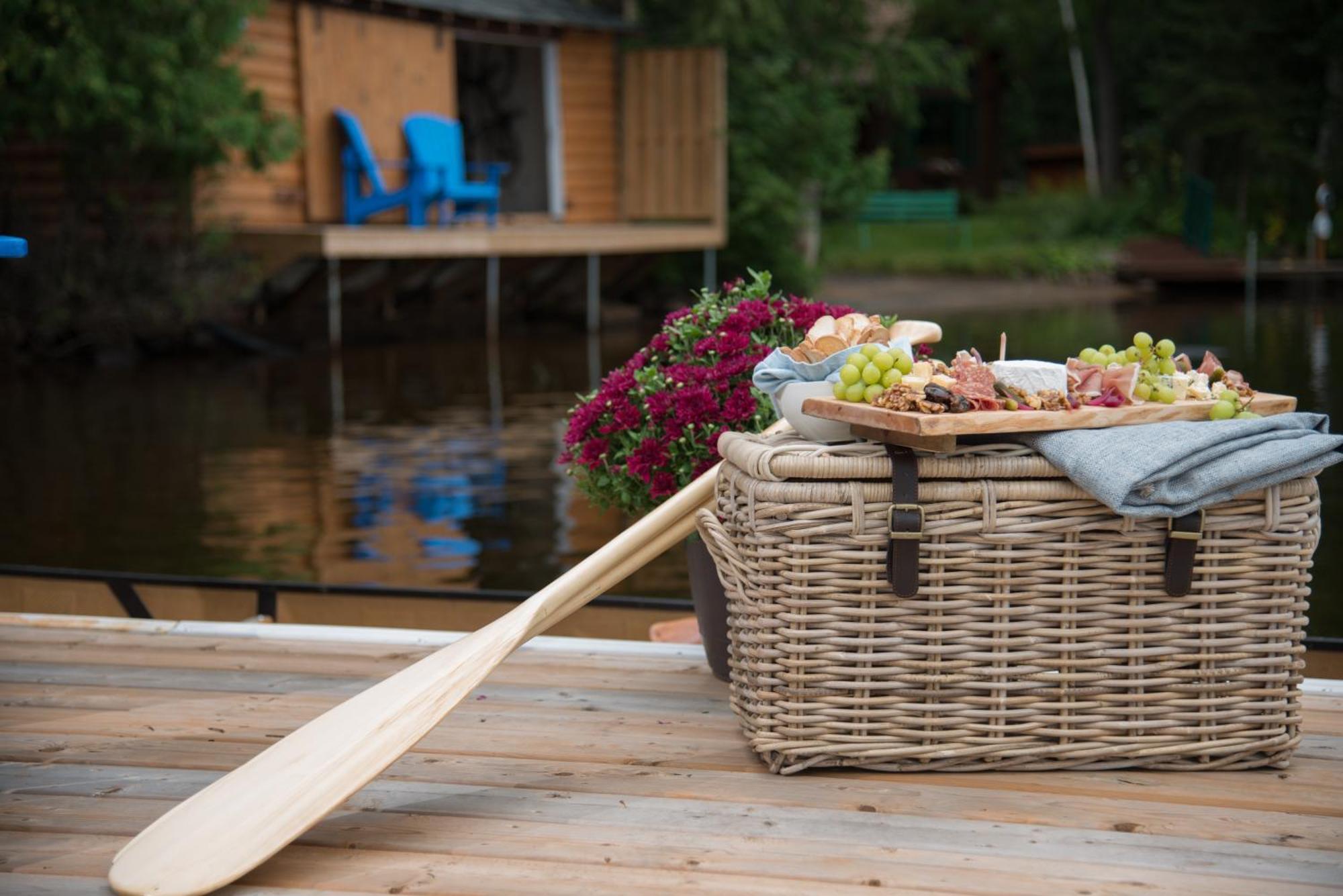 Отель Haliburton Post House Minden Экстерьер фото
